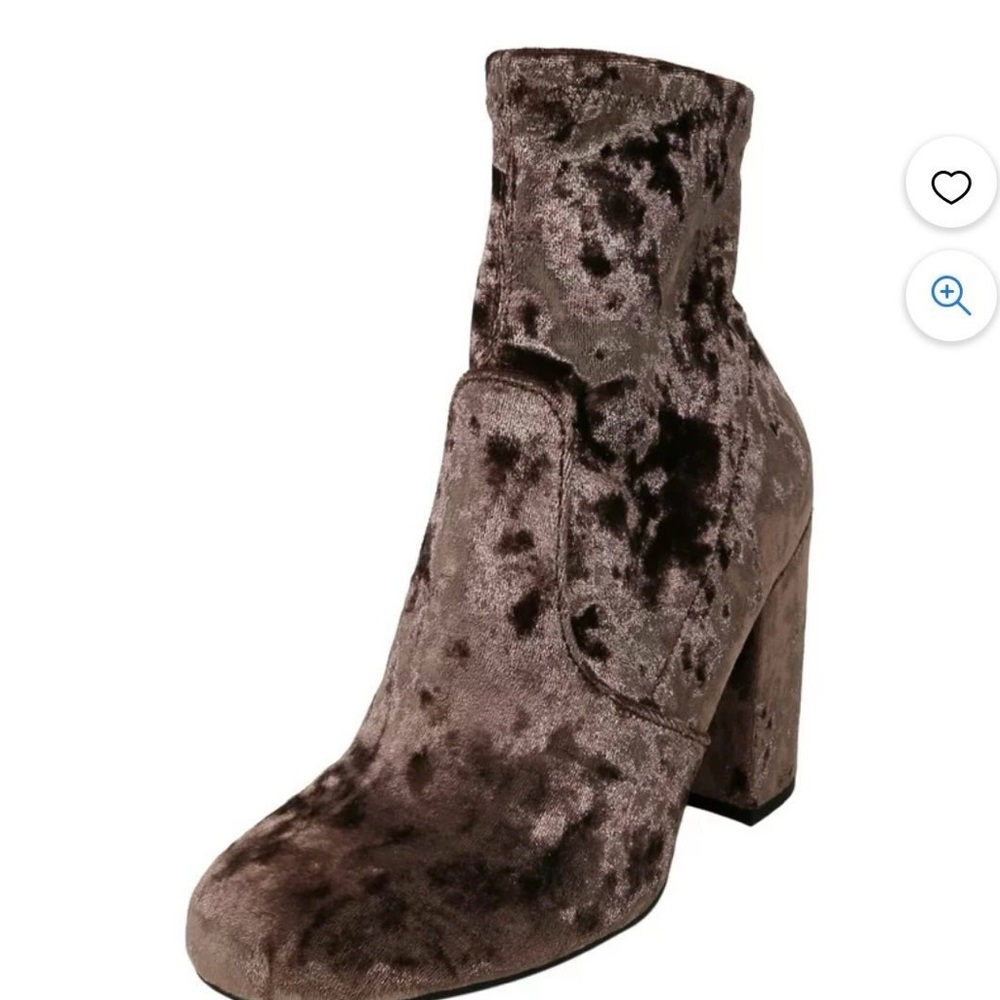 Steve Madden NWOB Velvet Booties in mushroom color size 6.5